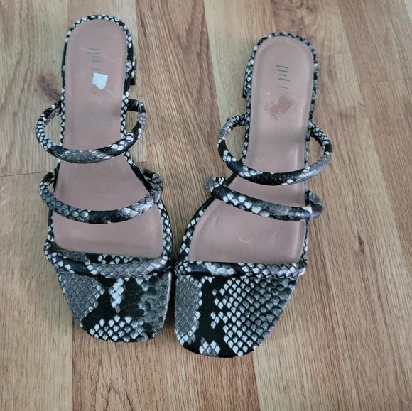 ‼️SOLD‼️Snake Print sandals - Picture 1 of 5